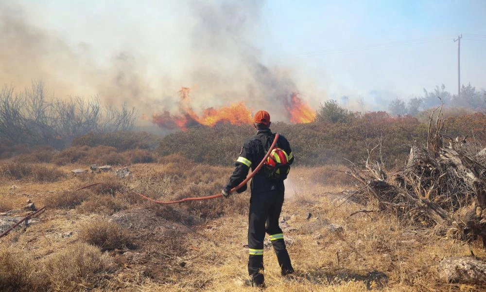 Φωτιά ξέσπασε στη Ρόδο – Σηκώθηκαν 3 αεροπλάνα και 1 ελικόπτερο